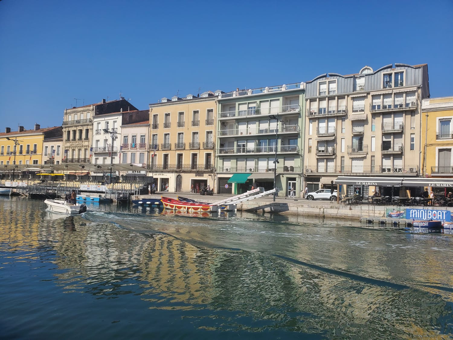 Les façades colorées et les bateaux du canal de Sète
